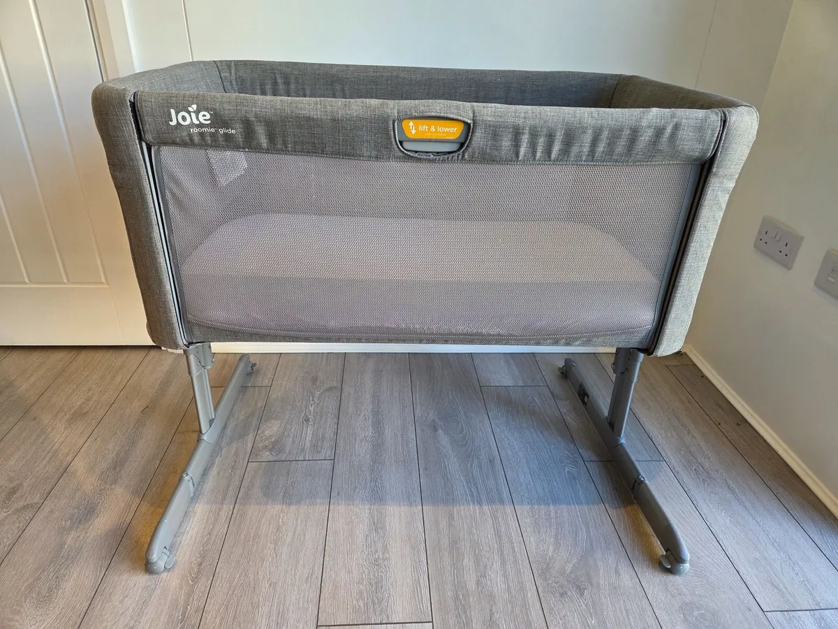 Bedside crib - Image 1