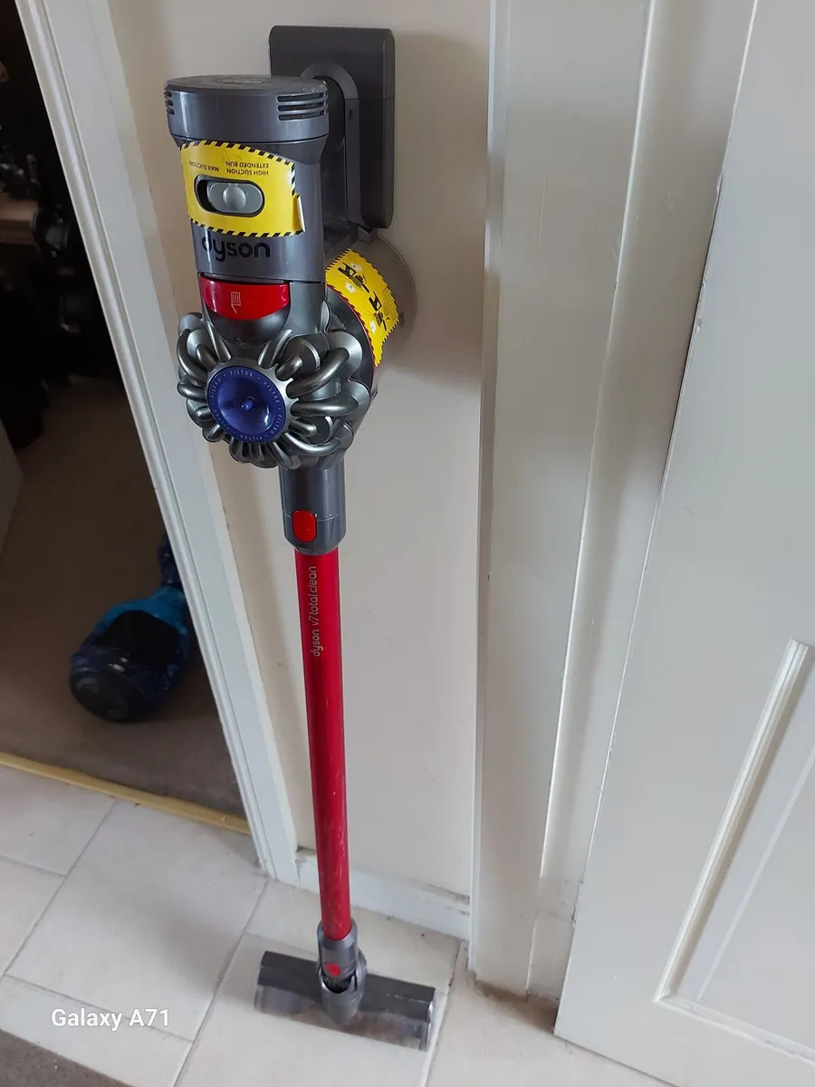 Dyson V7 total Clean Vacuum Cleaner - Image 1