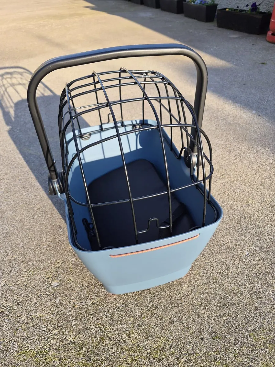 Dog carrier for a bike - Image 1