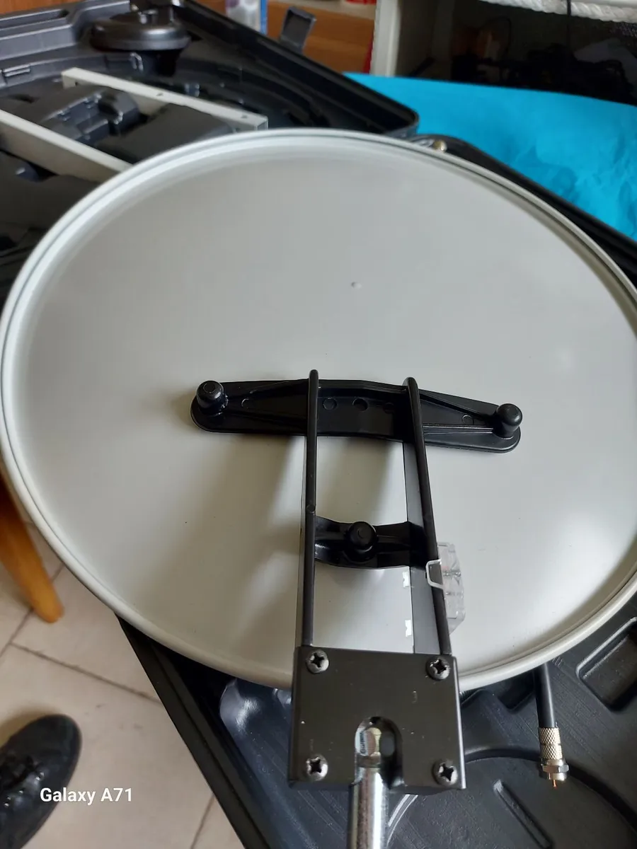 Satellite Dish with accessories in case - Image 2