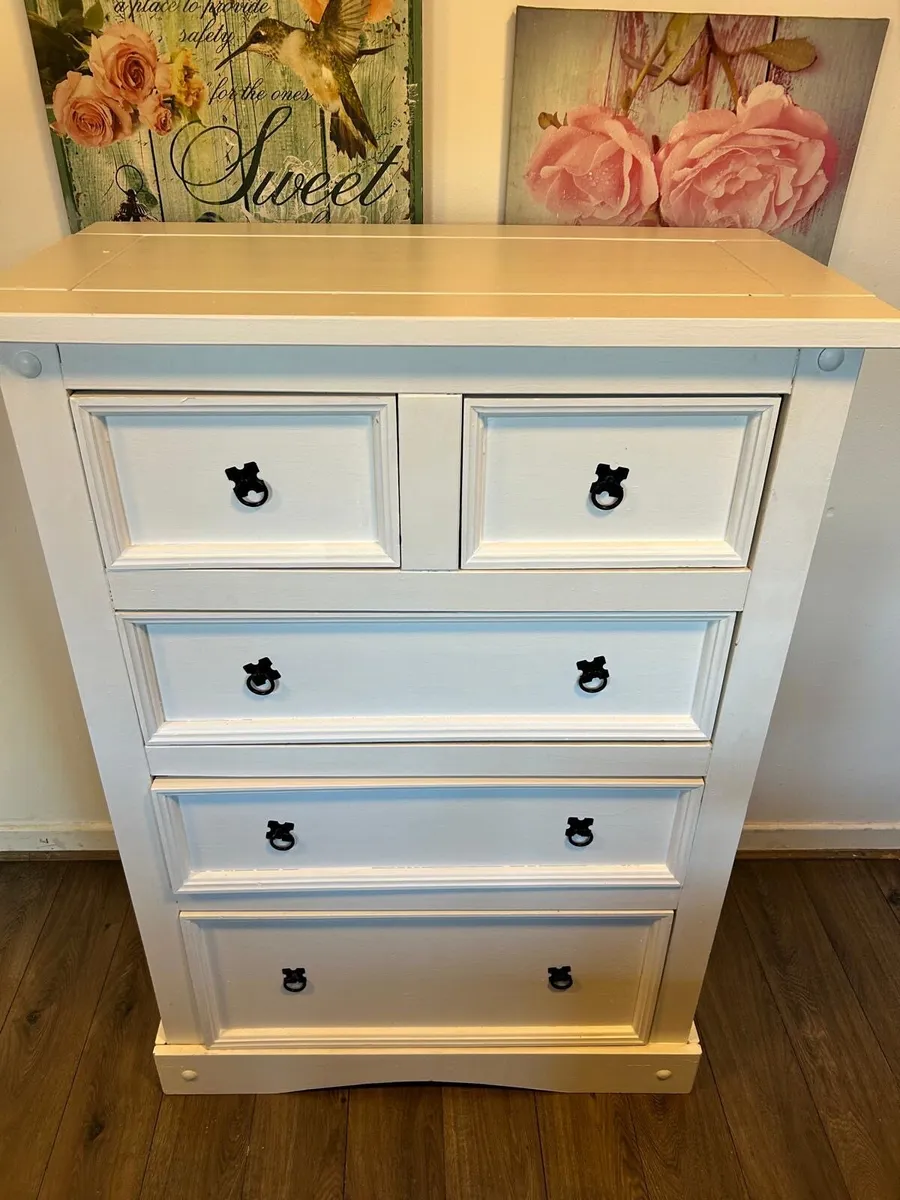 White chest of drawers