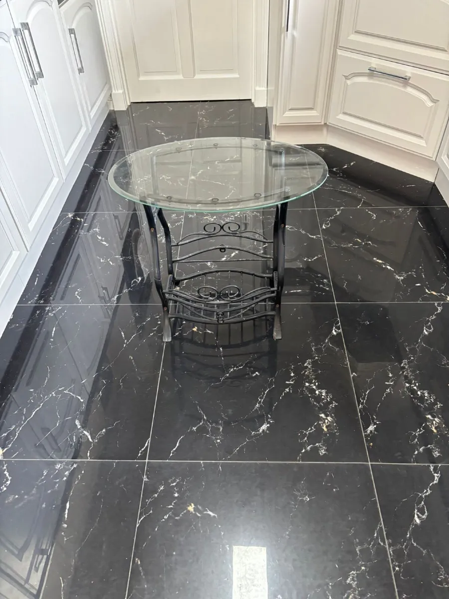 Glass top table - Image 1