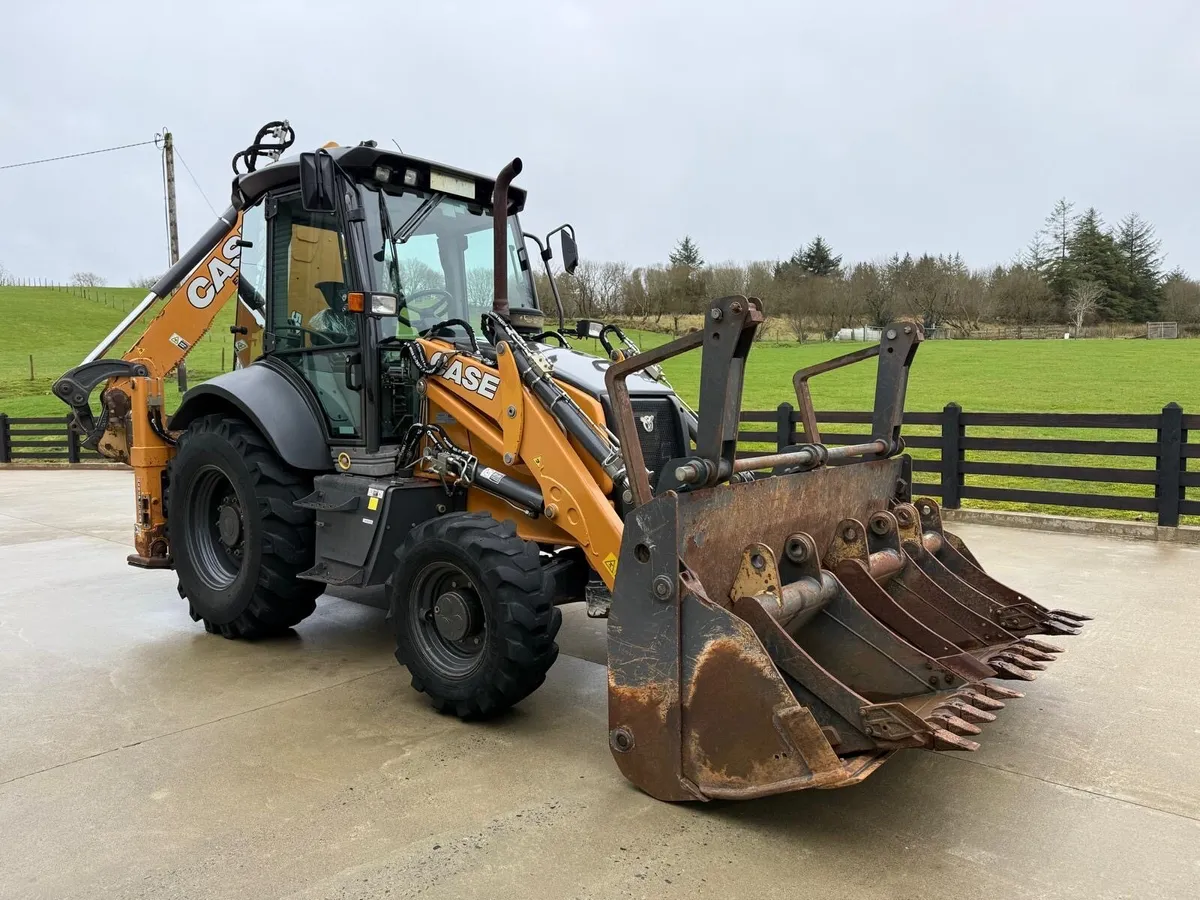 2022 Case 590 ST RUBBER WHEEL DIGGER - Image 2