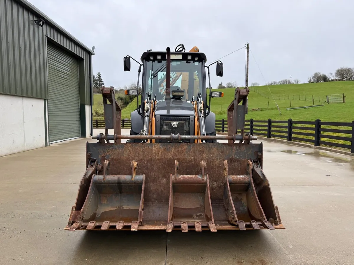 2022 Case 590 ST RUBBER WHEEL DIGGER - Image 4