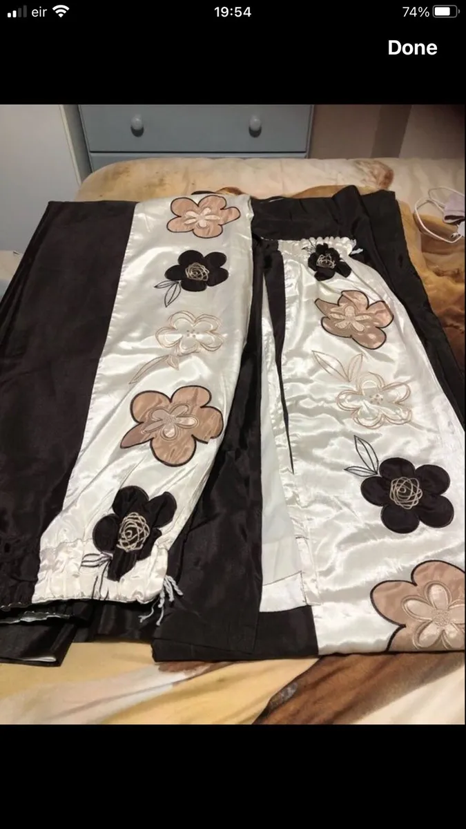 Beautiful curtains roughly 66” x 72” €15 - Image 4