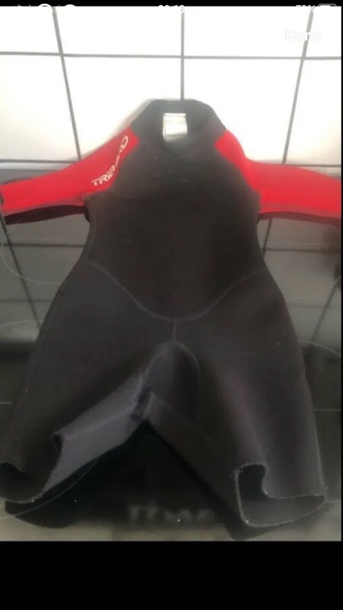 Boys wetsuit age 4 €10 - Image 1