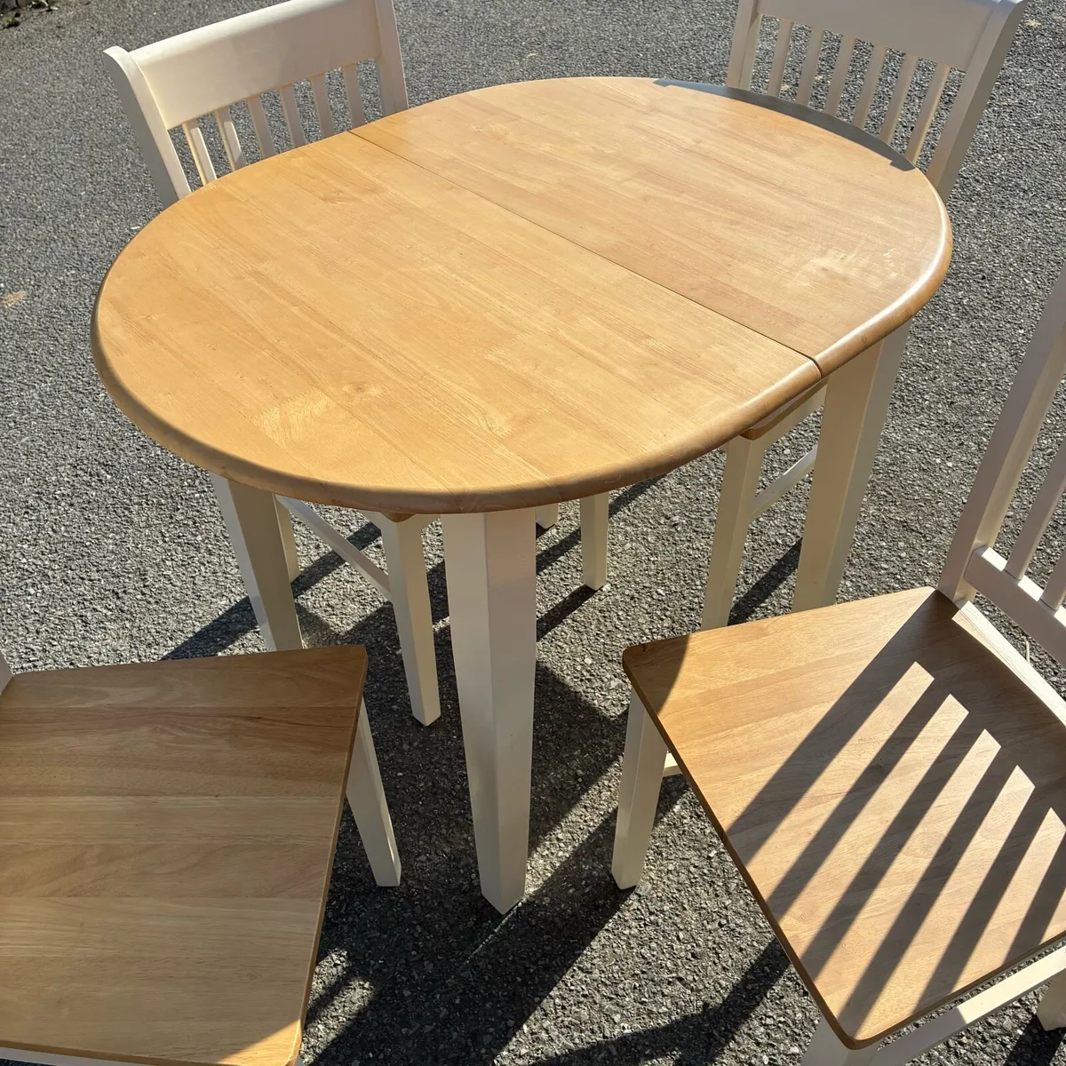 Solid pine cream & Pine table & 4 chairs - Image 3