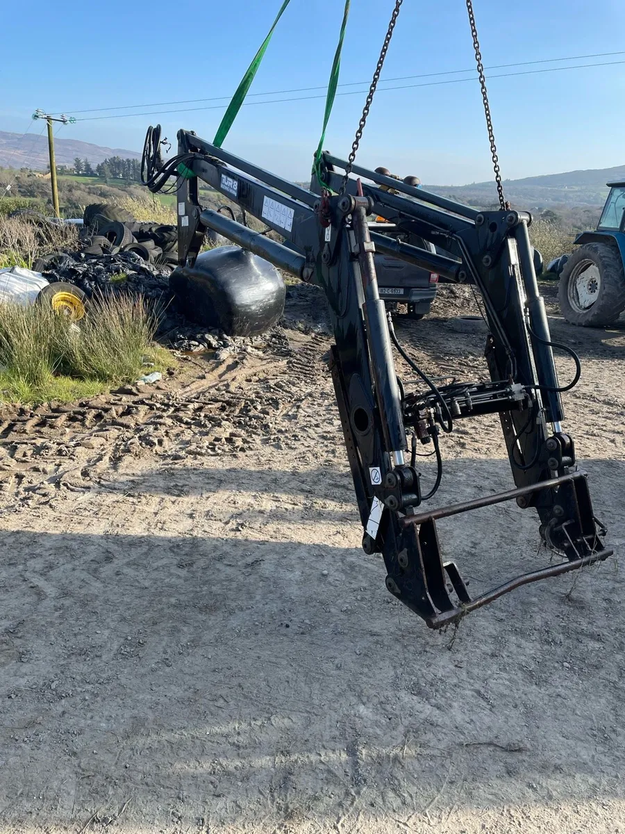 Loader of a New Holland - Image 2