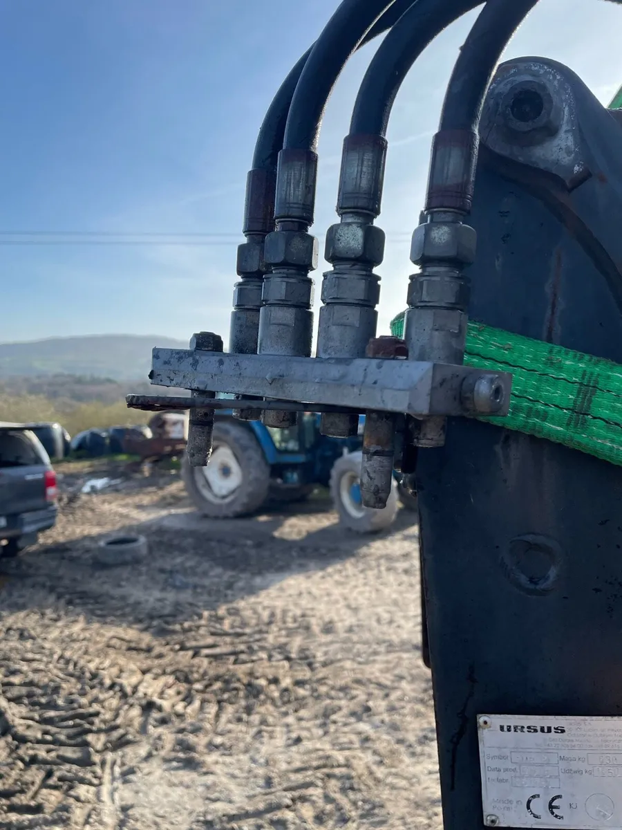 Loader of a New Holland - Image 3