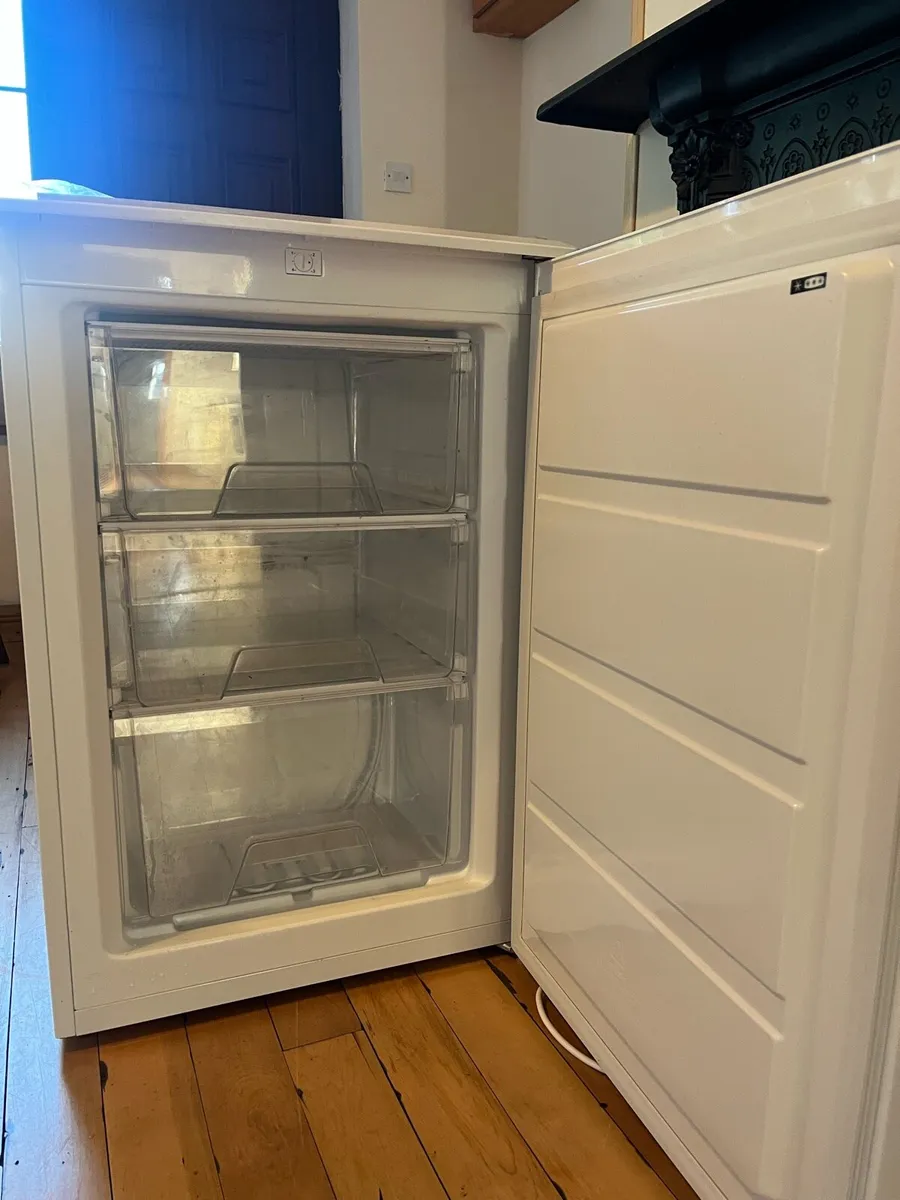 LOGIK LUF55W23 Freezer White - Image 2