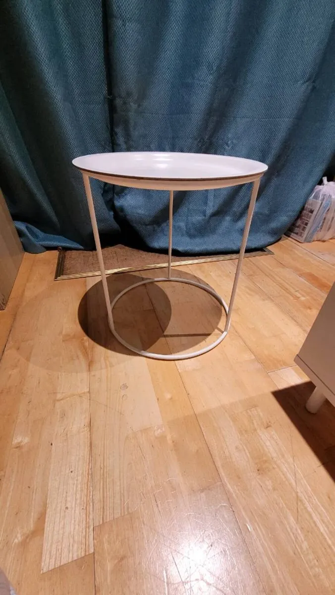 Mini round coffee / plant/ side table. - Image 1