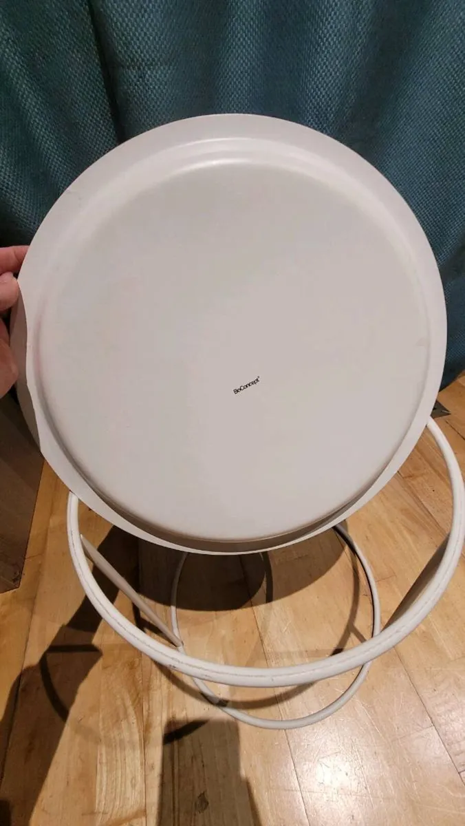 Mini round coffee / plant/ side table. - Image 3