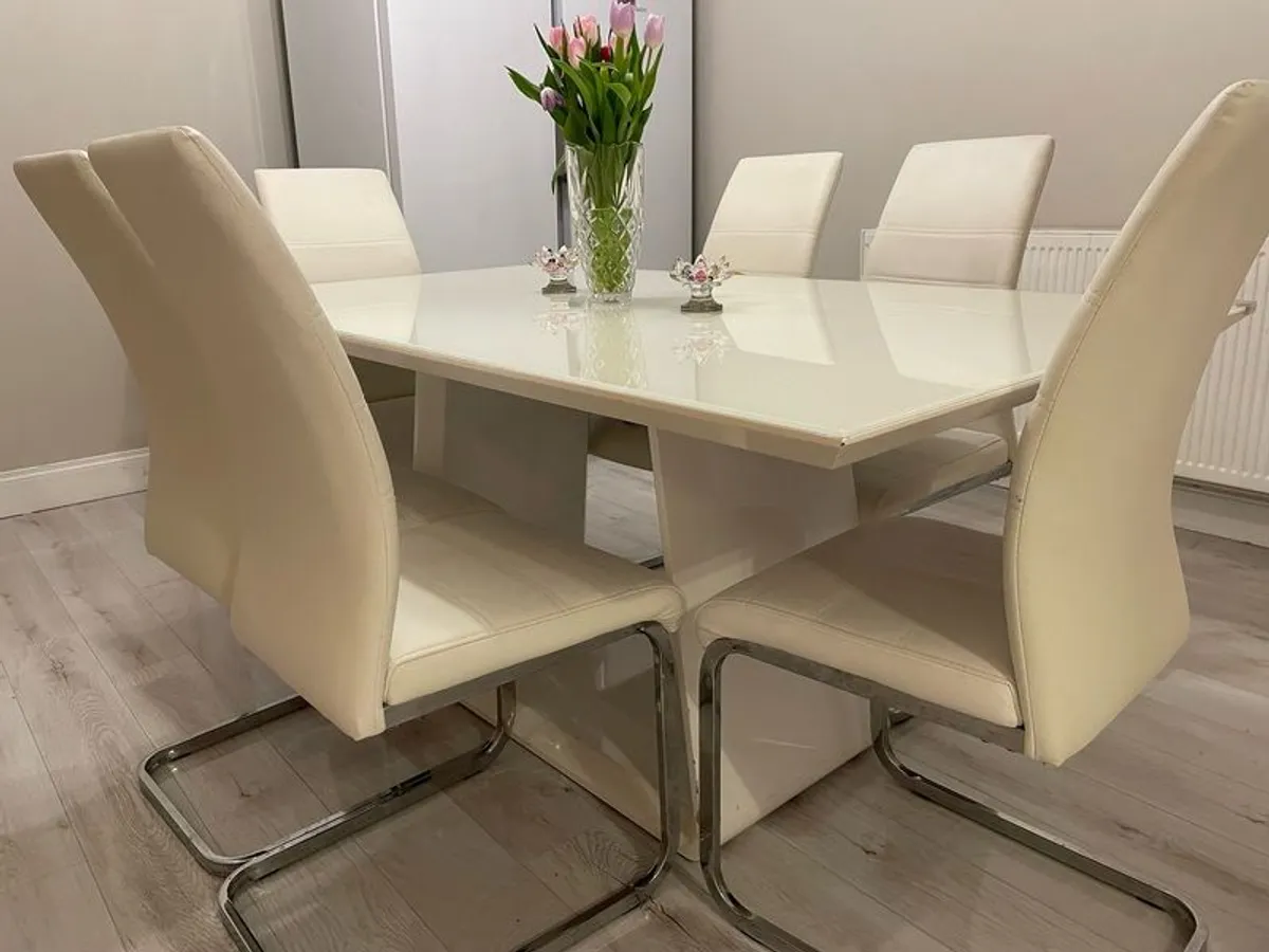Dining table and 6 chairs - Image 1