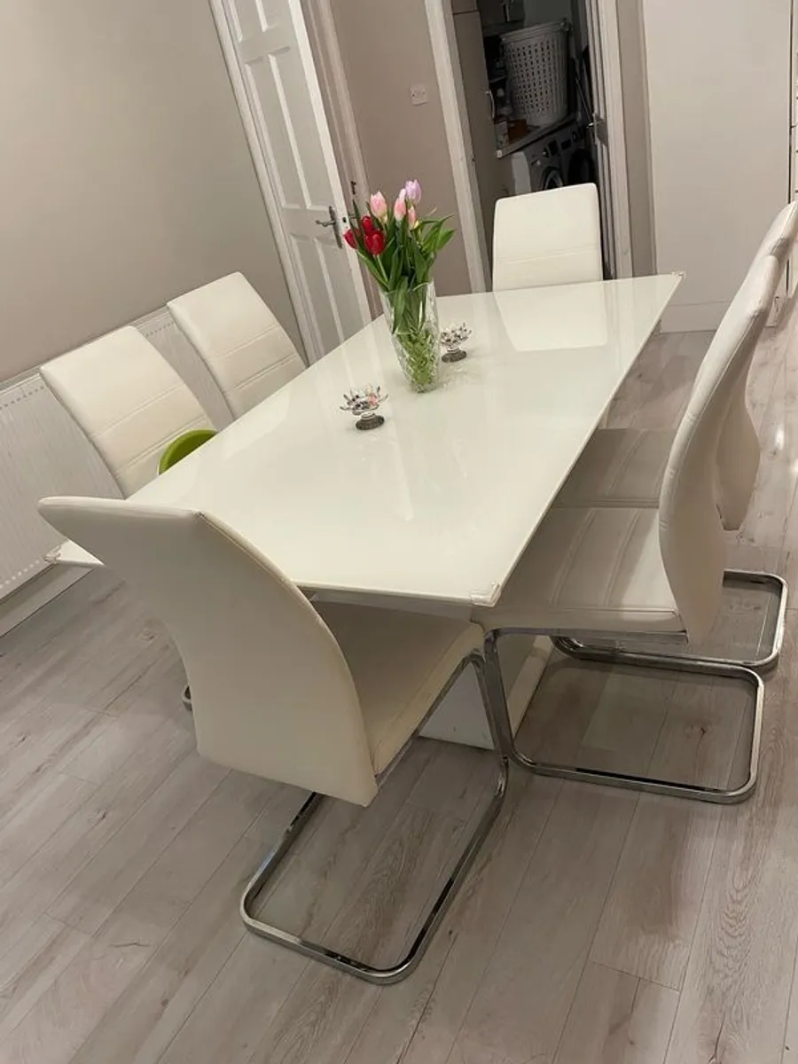 Dining table and 6 chairs - Image 2