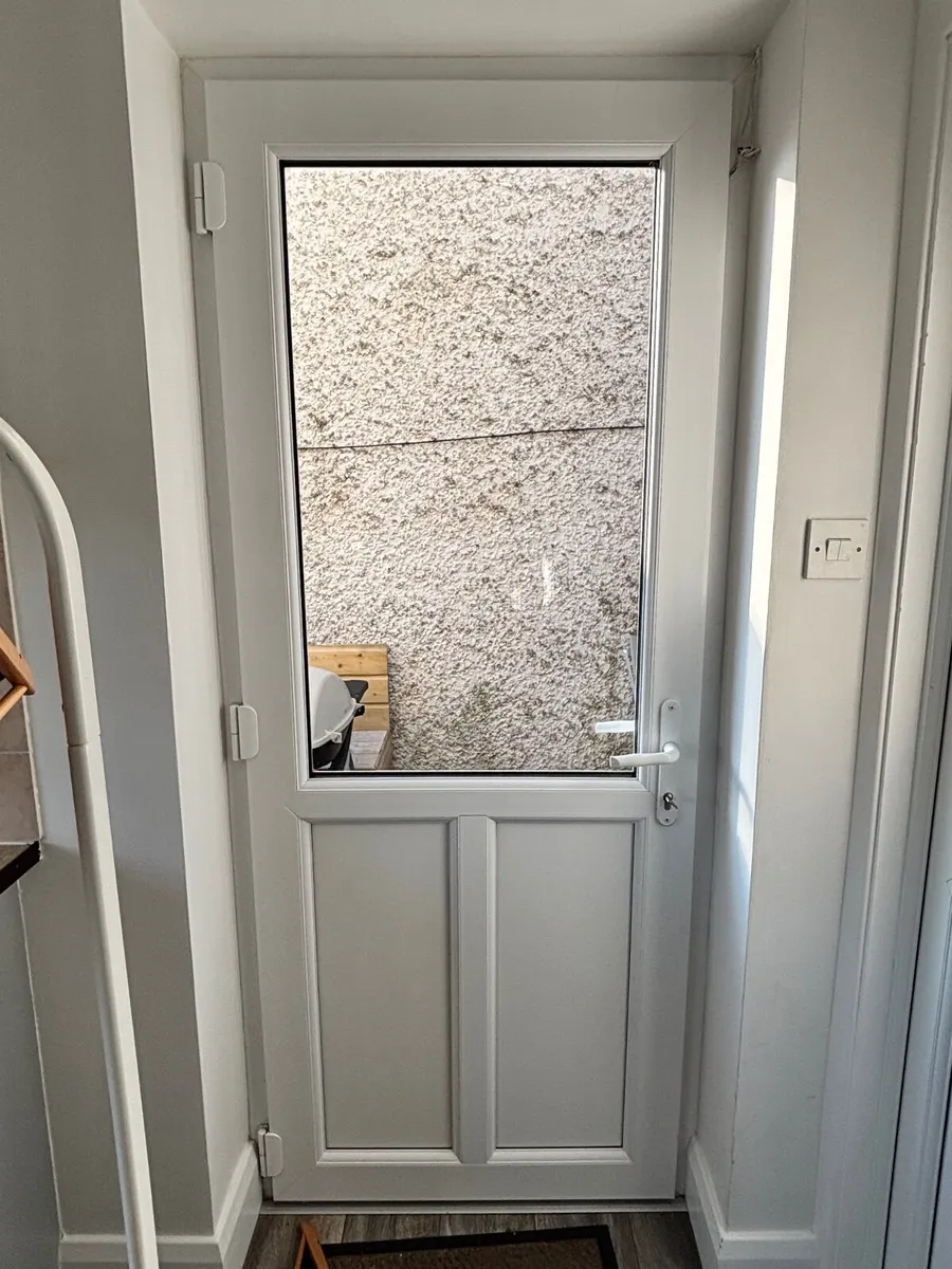 House doors, windows, rads & ensuite - Image 4