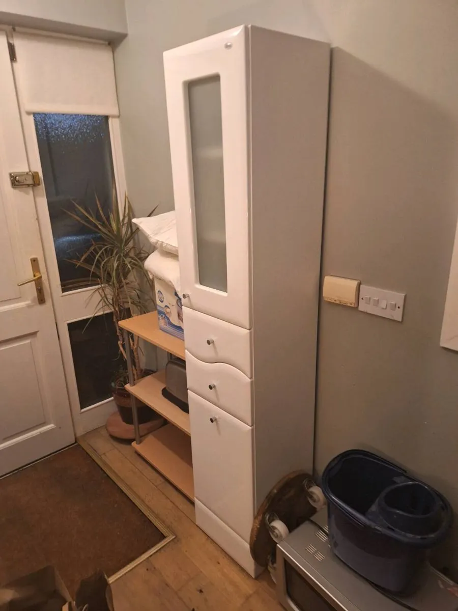 Bathroom furniture - Image 1