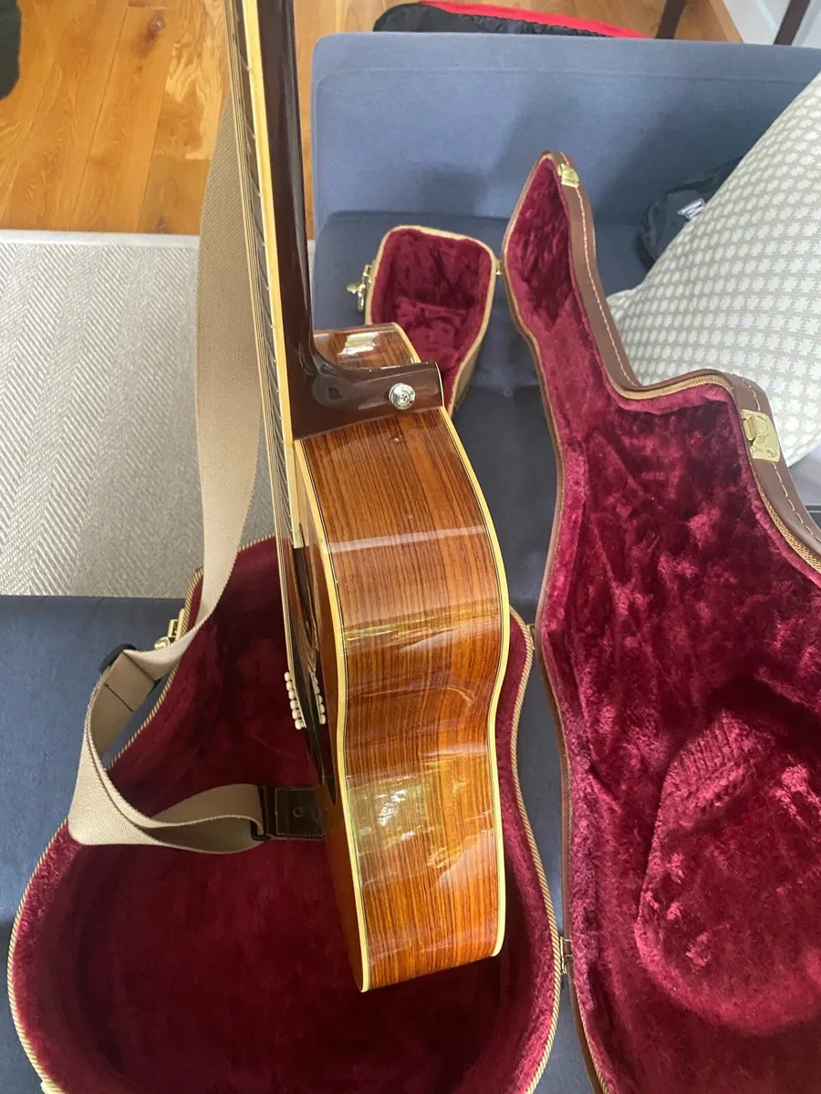 Vintage Yamaha acoustic guitar - Image 4