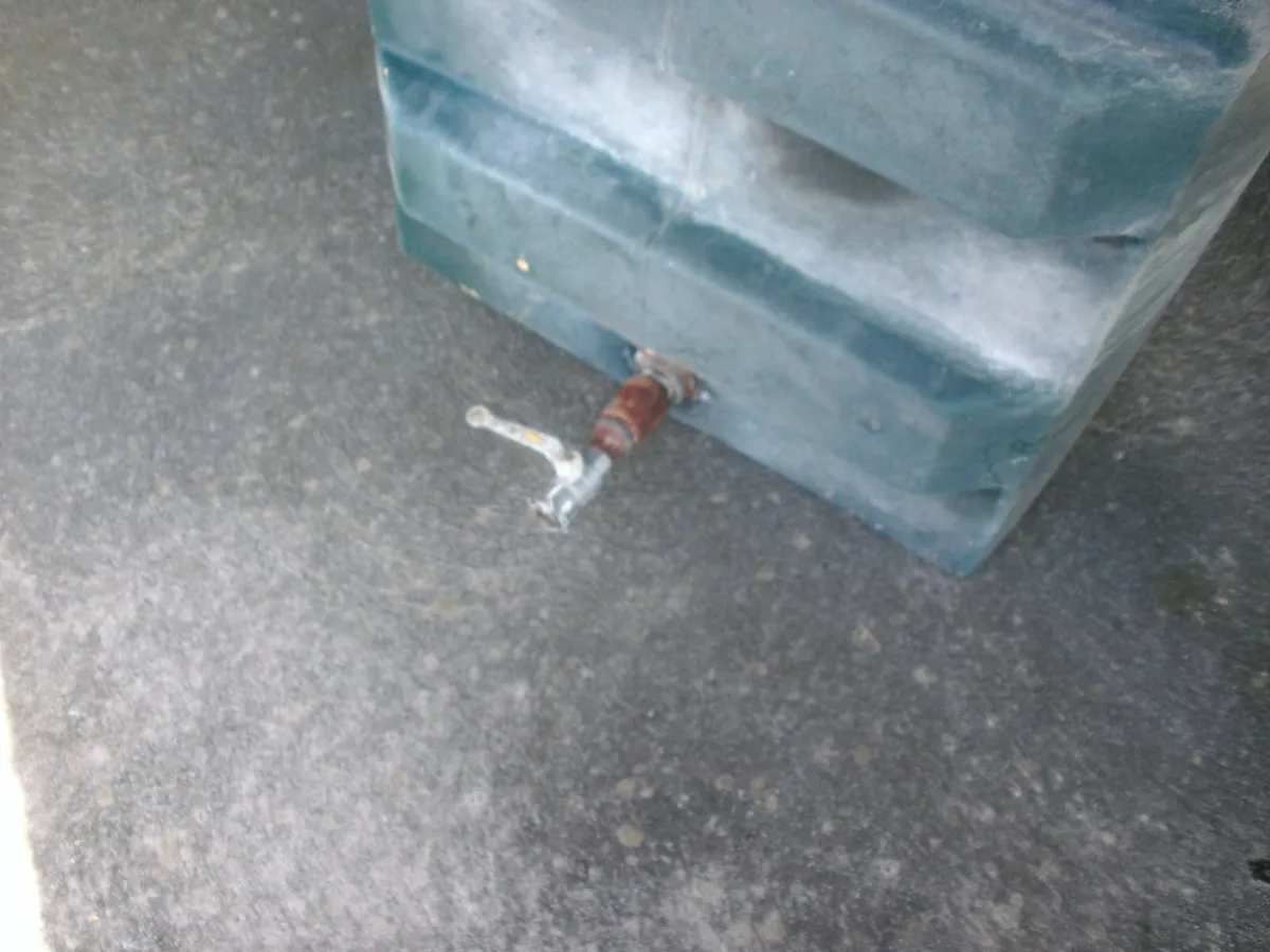 Oil tank , and black IBC tank - Image 4
