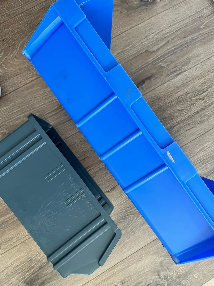 Three hard plastic boxes - Image 3