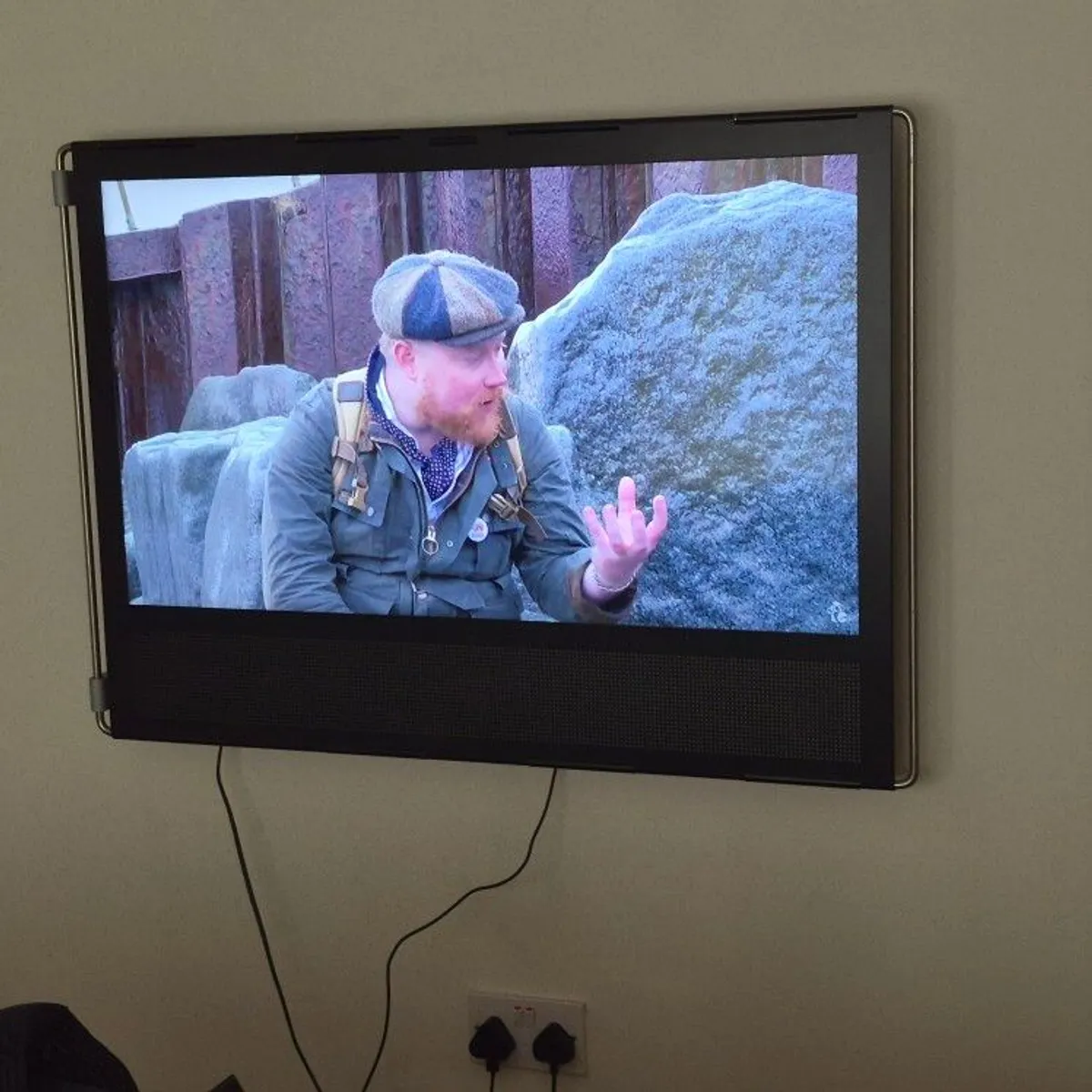 Bang & Olufsen Beoplay V1-40 TV and Wall bracket - Image 1