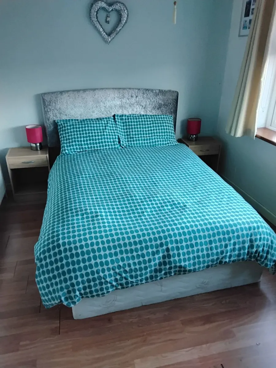 Double bed and bedside lockers - Image 2