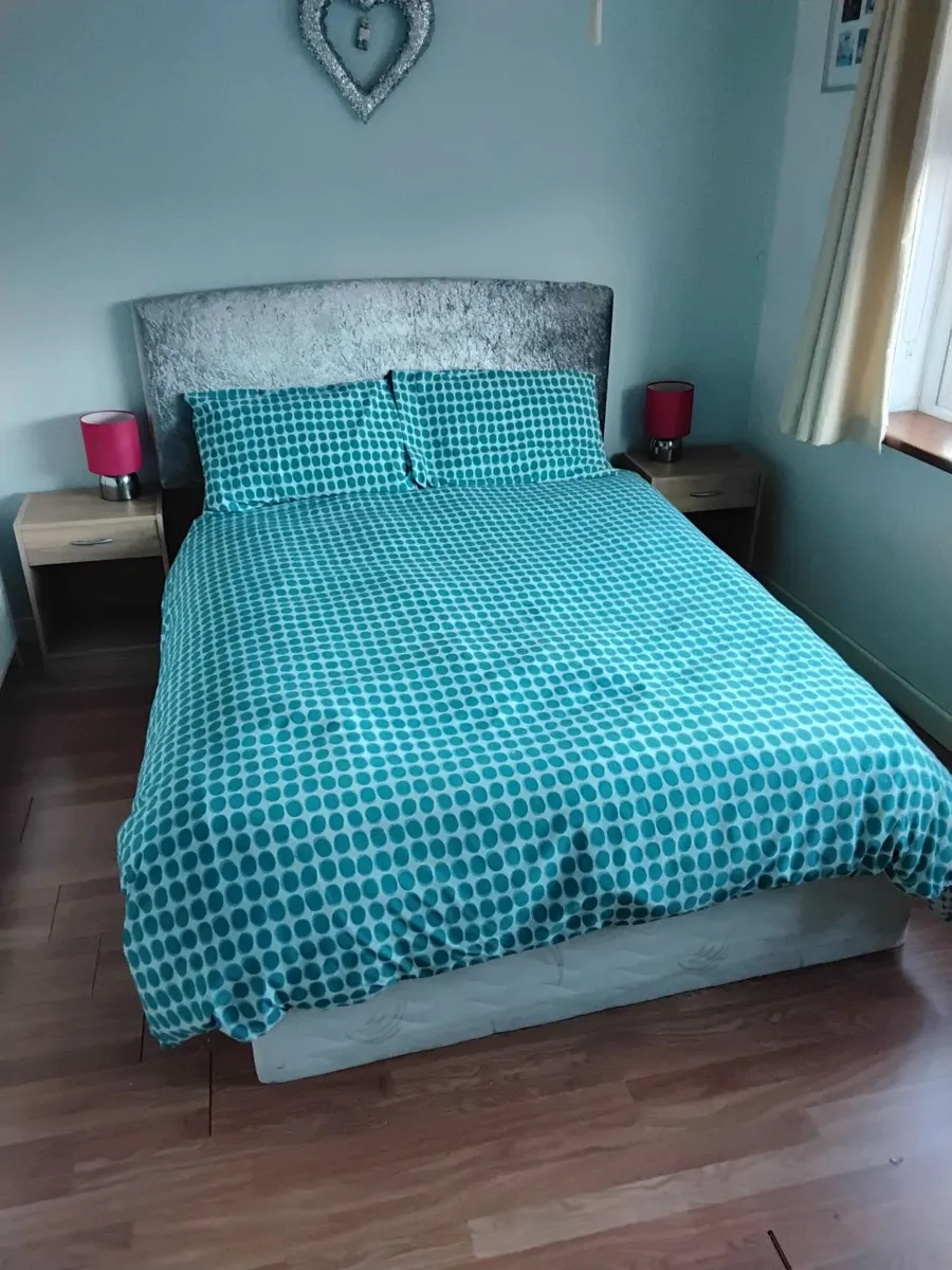 Double bed and bedside lockers - Image 1