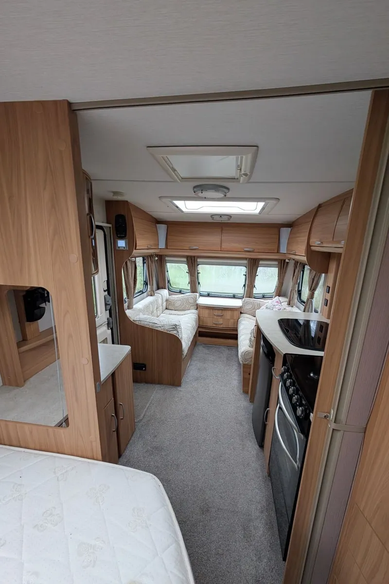 Lunar C37 Clubman SE Caravan - Image 2