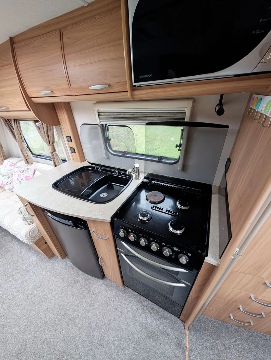Lunar C37 Clubman SE Caravan - Image 3