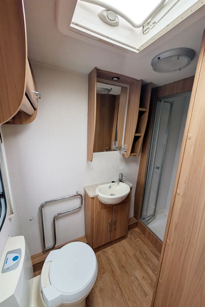 Lunar C37 Clubman SE Caravan - Image 4