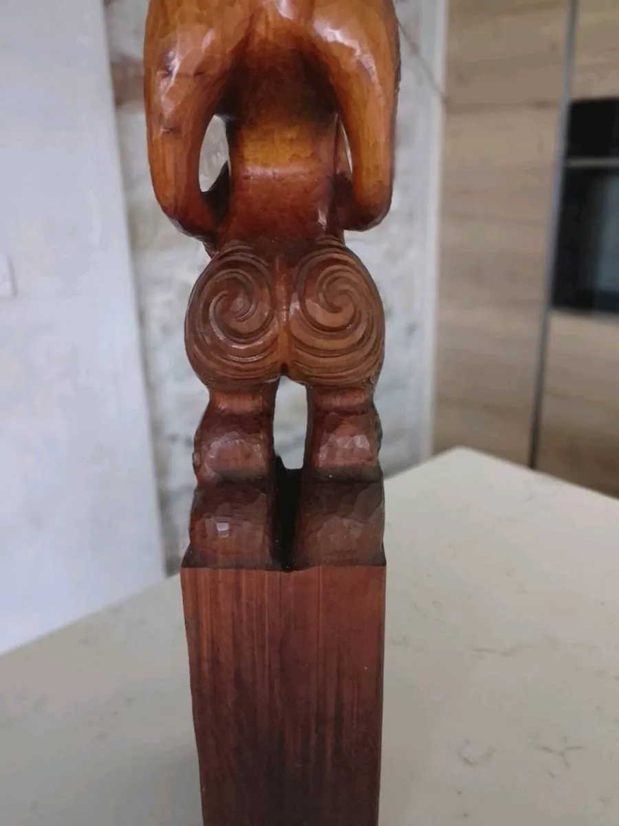 Mauri Teko Teko kauri wood sculpture - Image 4