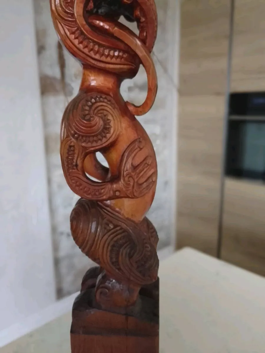Mauri Teko Teko kauri wood sculpture - Image 3
