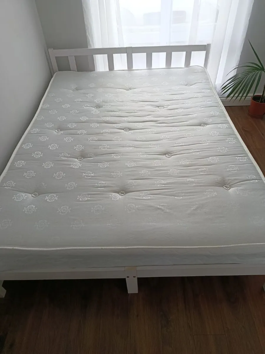 King size bed - Image 1