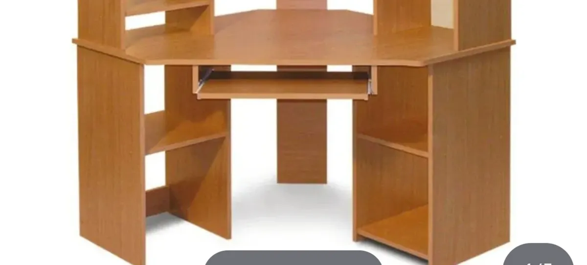 Free corner desk - Image 1
