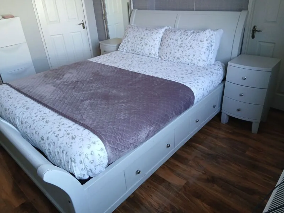 King sleigh bed with matching lockers and dresser - Image 1