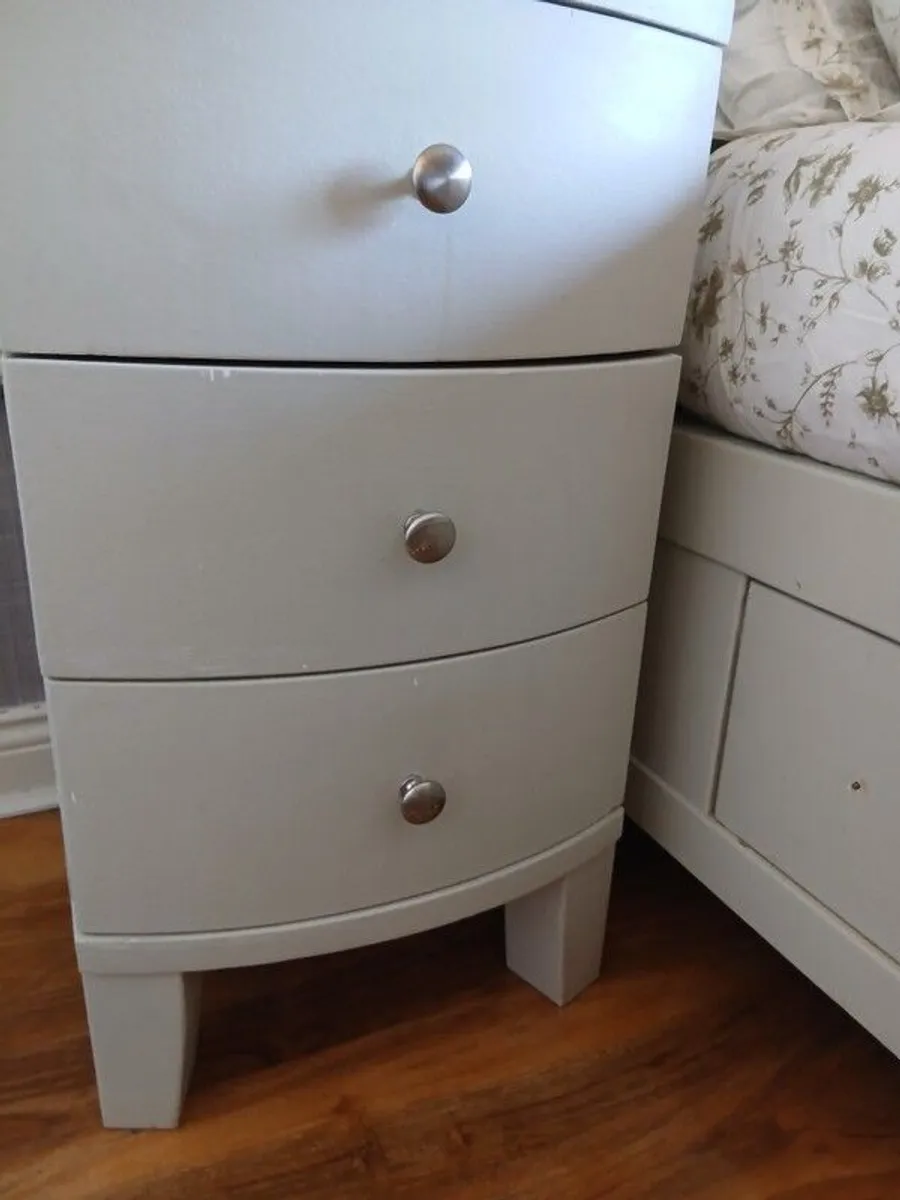 King sleigh bed with matching lockers and dresser - Image 3