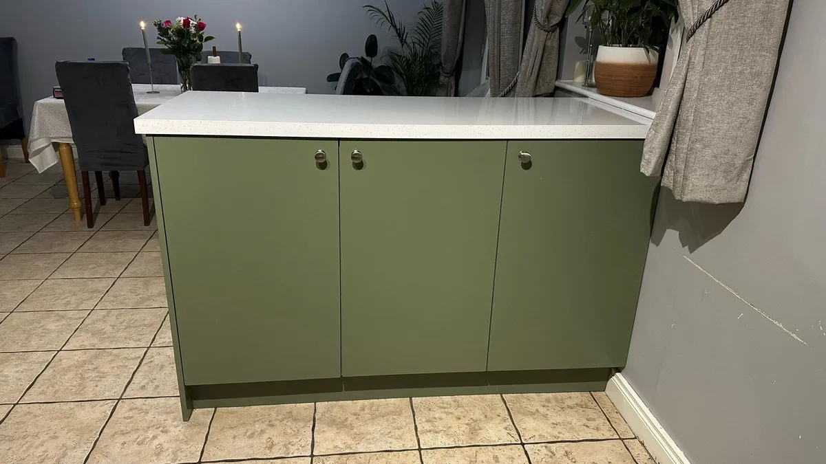 Kitchen island - Image 1