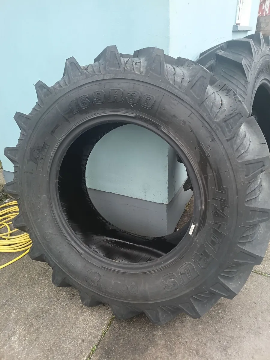Radial tractor tyres 16.9 R30 or 420 85 30 - Image 1