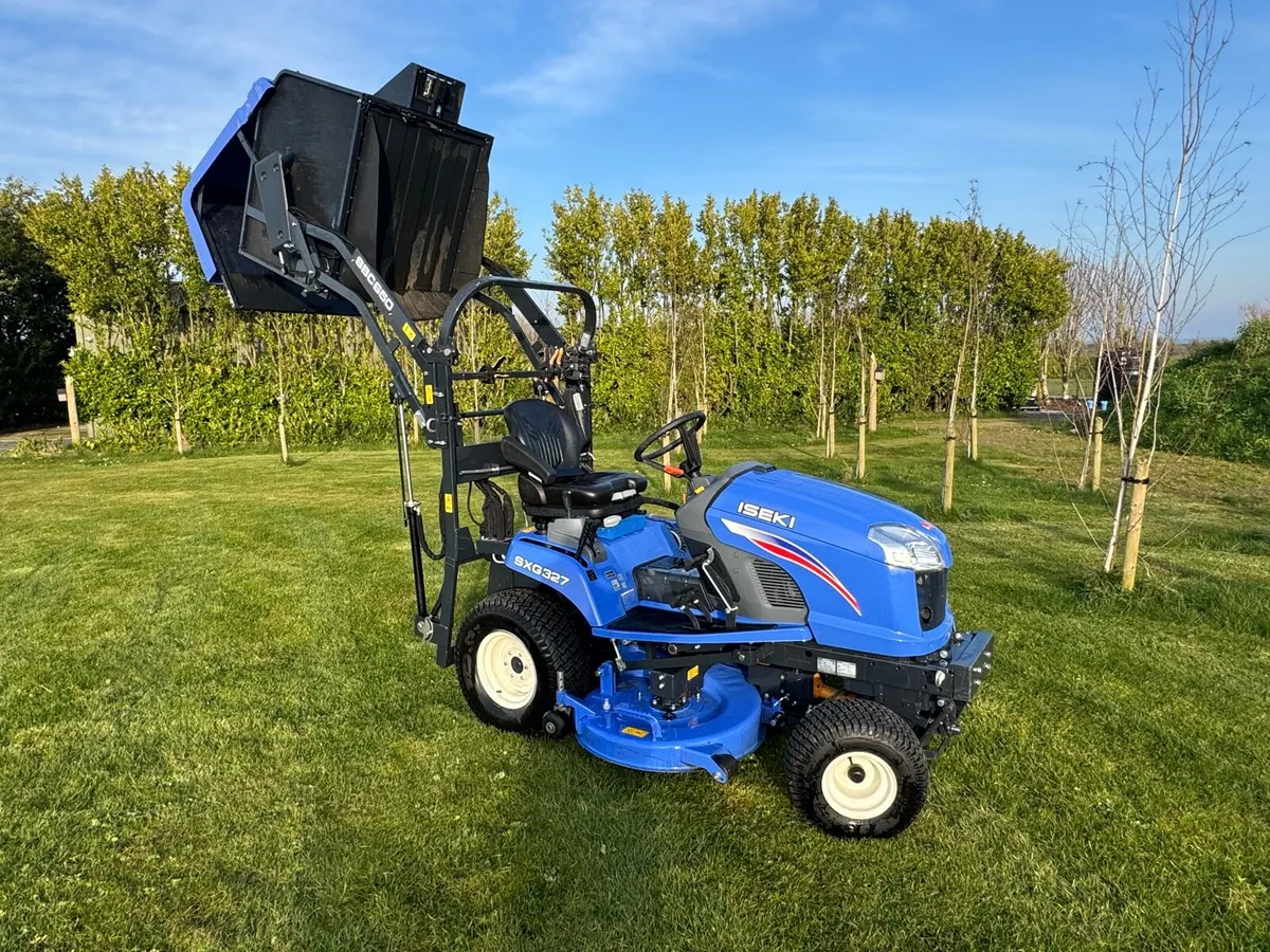 ISEKI SXG 327 HIGH DUMP COMMERCIAL MOWER - Image 2