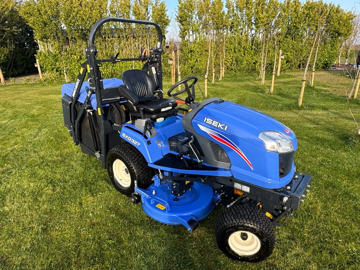 ISEKI SXG 327 HIGH DUMP COMMERCIAL MOWER - Image 1