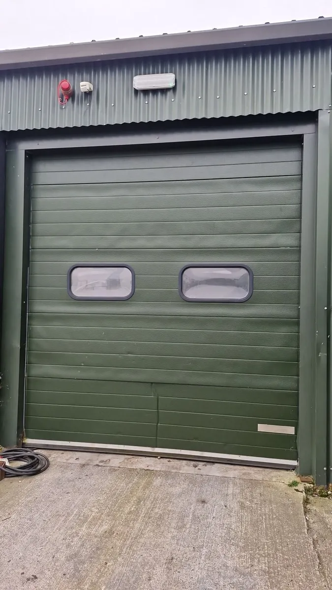 Garage door - Image 1