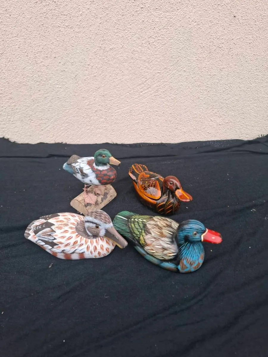 4 duck statues possible to post