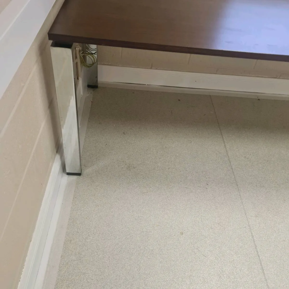 Walnut 2 metre executive office desks - Image 2