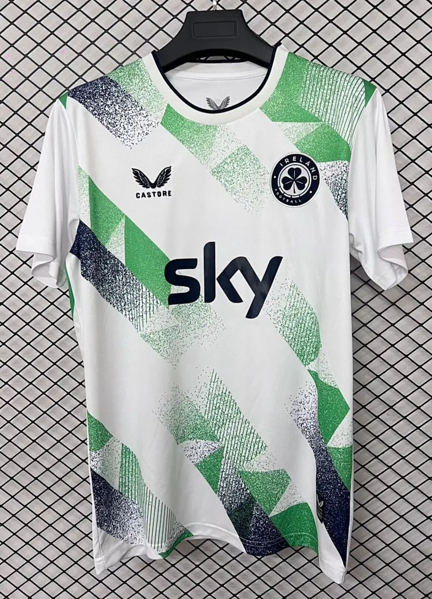 IRELAND 2026 ( AWAY ) JERSEY ,SIZE , M , L .