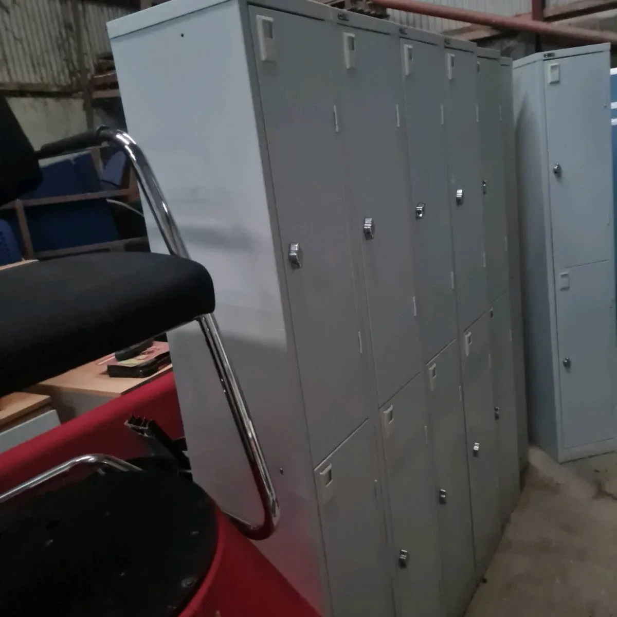 5 x double door metal lockers - Image 1