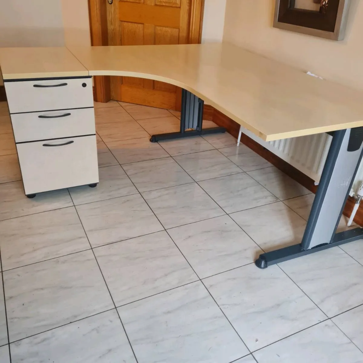 Managers corner office desk with - Image 1