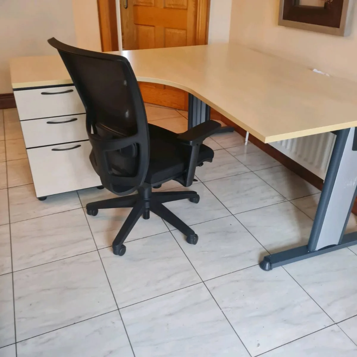 Managers corner office desk with - Image 3