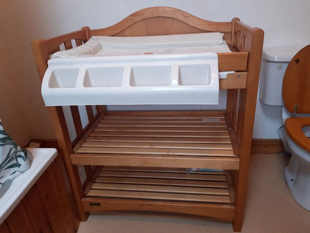 Baby changing station - Image 1