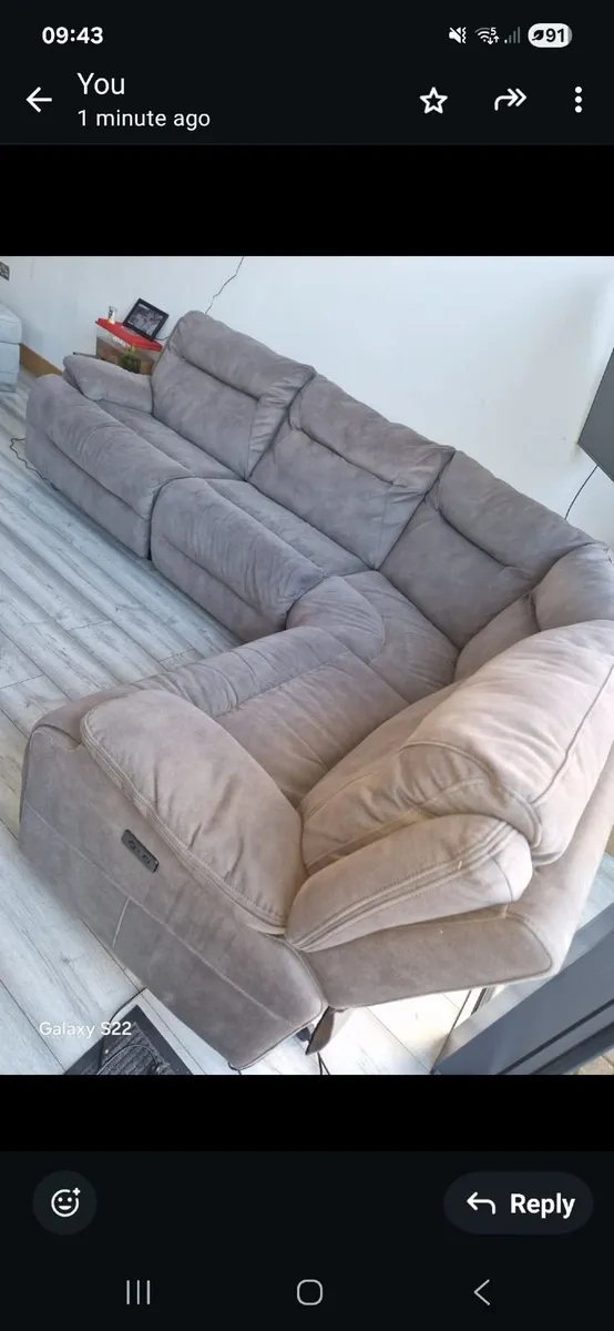 Large 5/6 seatter with 2 lazy boy functions either - Image 2