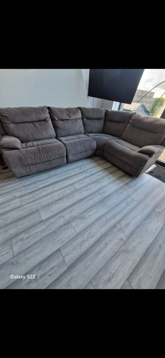 Large 5/6 seatter with 2 lazy boy functions either - Image 4