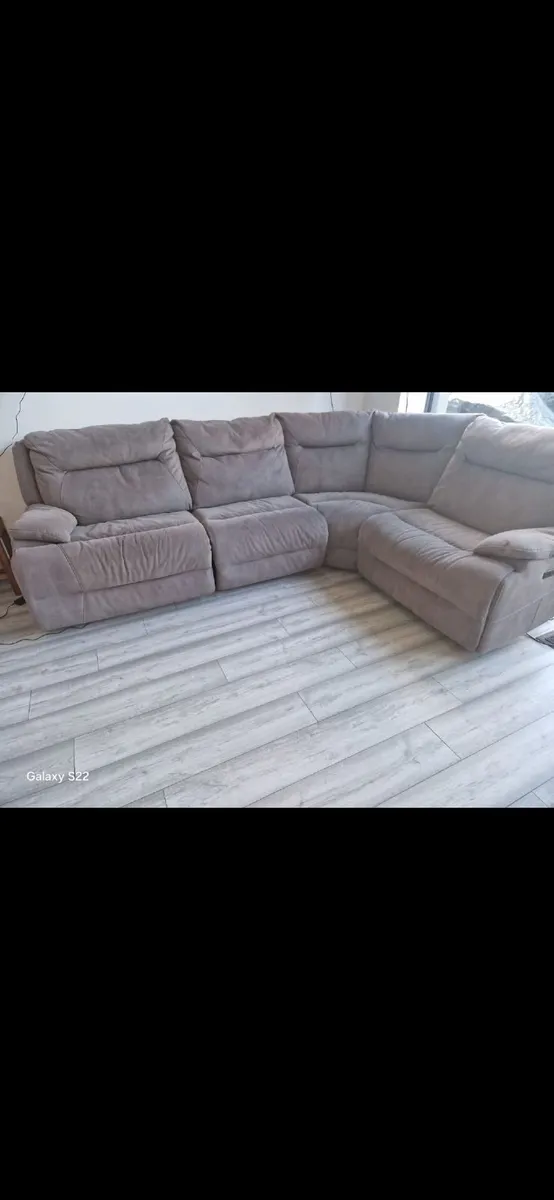 Large 5/6 seatter with 2 lazy boy functions either - Image 3